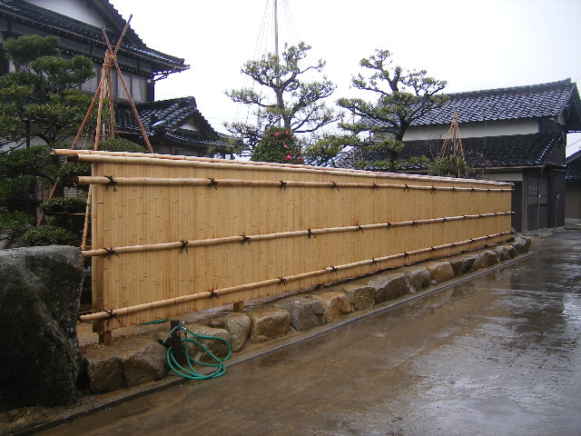 <p>化粧竹の建仁寺です。 高さ1.2mでm22,000円～。 高さ1.5mでm28,000円～。 高さ1.8mでm38,000円～。 施工費込（5m以下は30%割増。）</p>